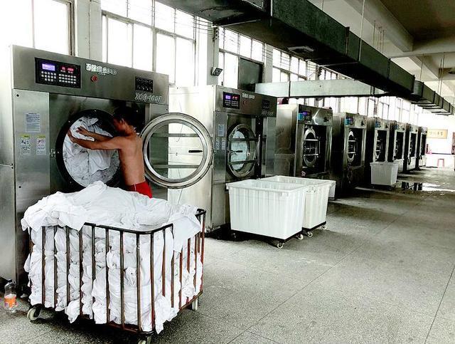 酒店衛生危機 從武漢洗滌廠關停看床單反復使用的監管困境